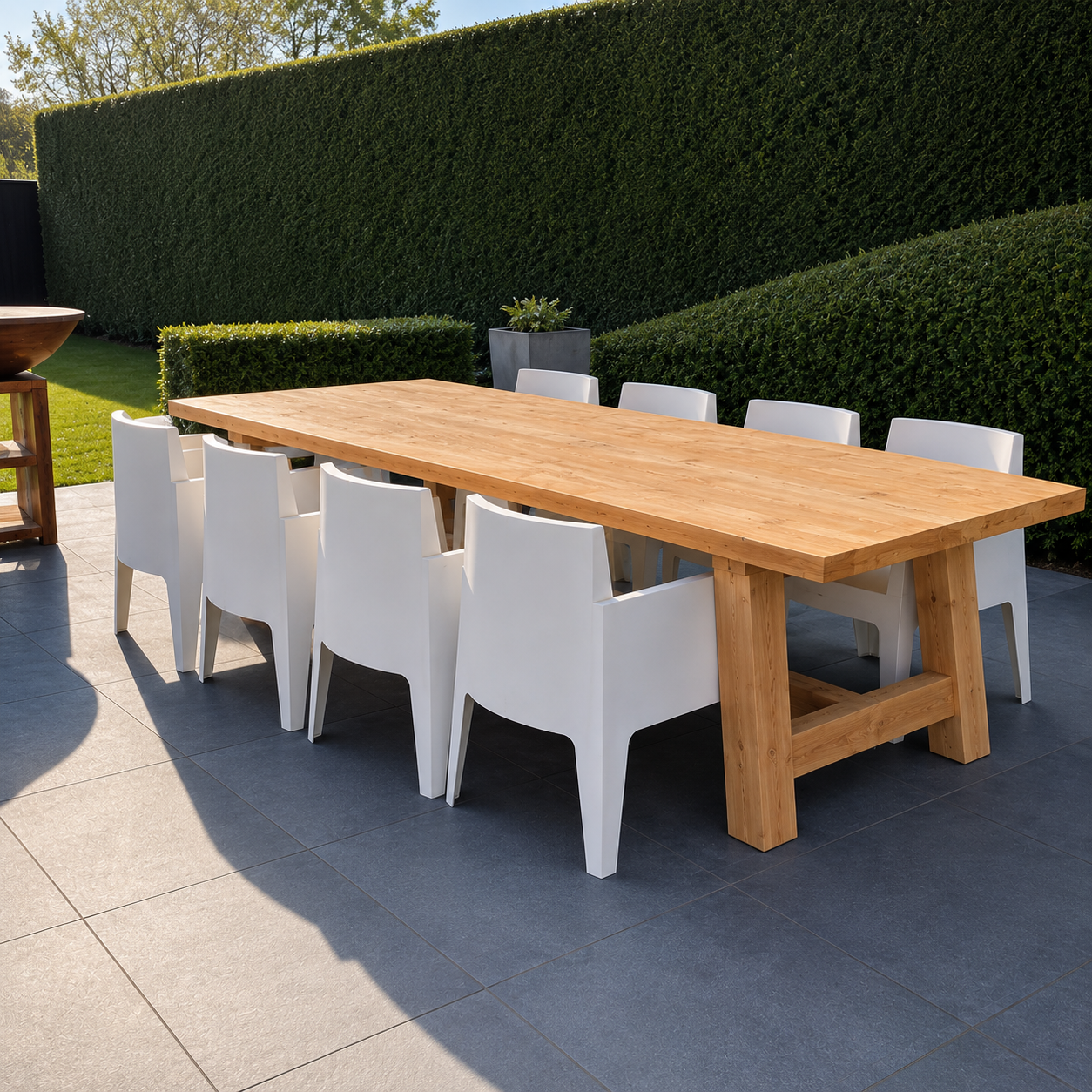 Houten tuintafel met witte stoelen op een terras